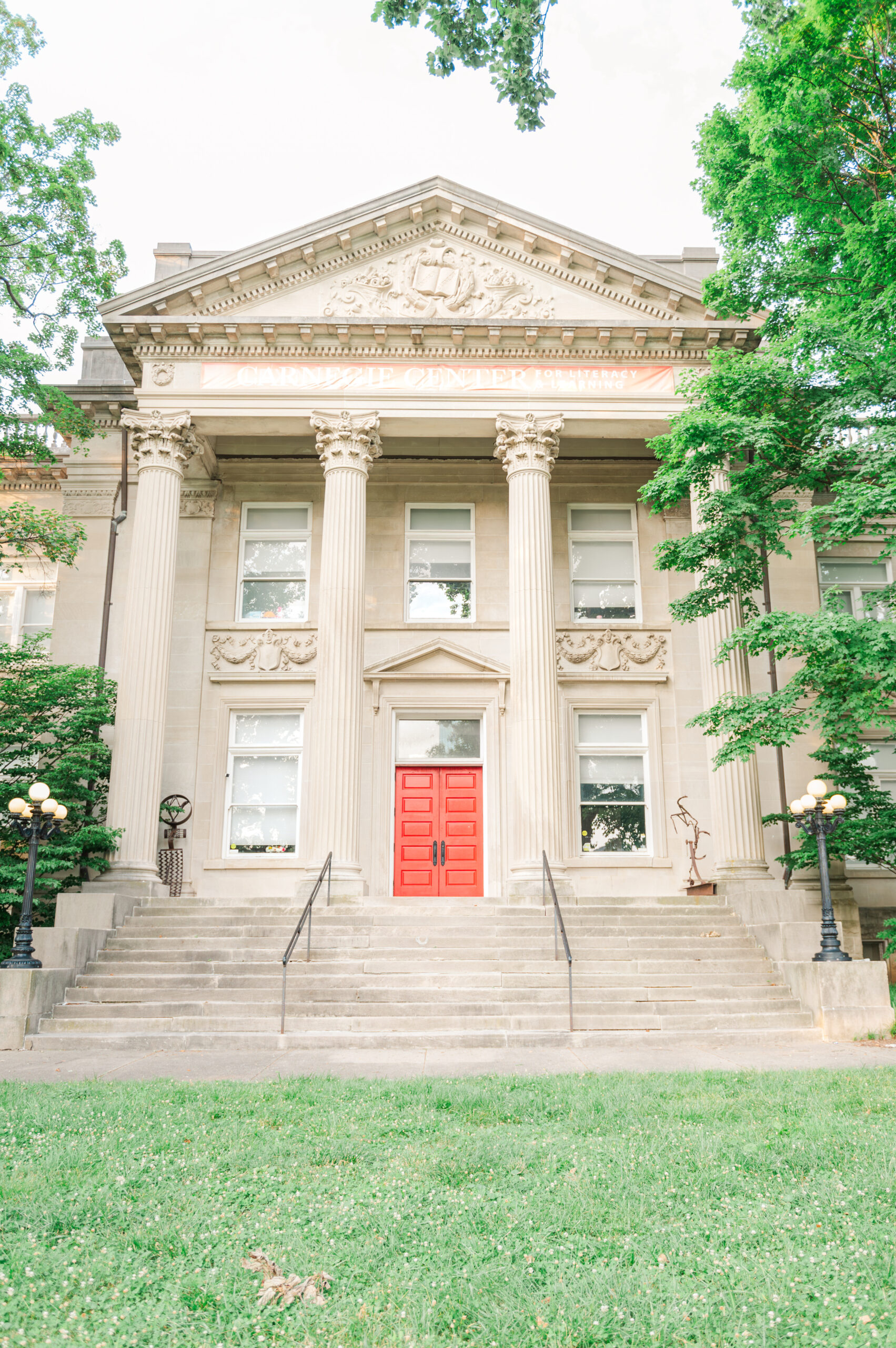 big mansion with columns at a lexington kentucky wedding venue